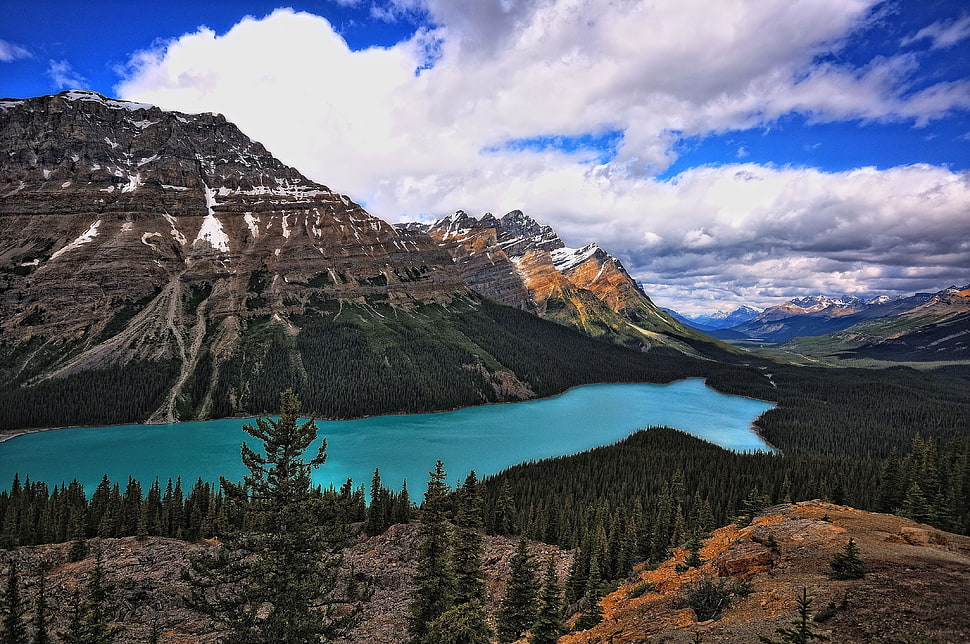 lake beside mountain HD wallpaper