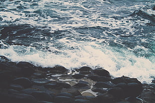 sea waves and black rocks HD wallpaper