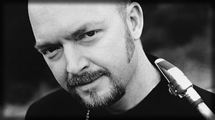man wearing black t-shirt HD wallpaper