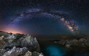 rock cliff with body of water under milky way, starry night, Milky Way, long exposure, rock HD wallpaper