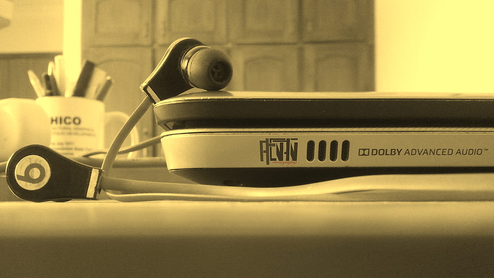 gray headset with case HD wallpaper