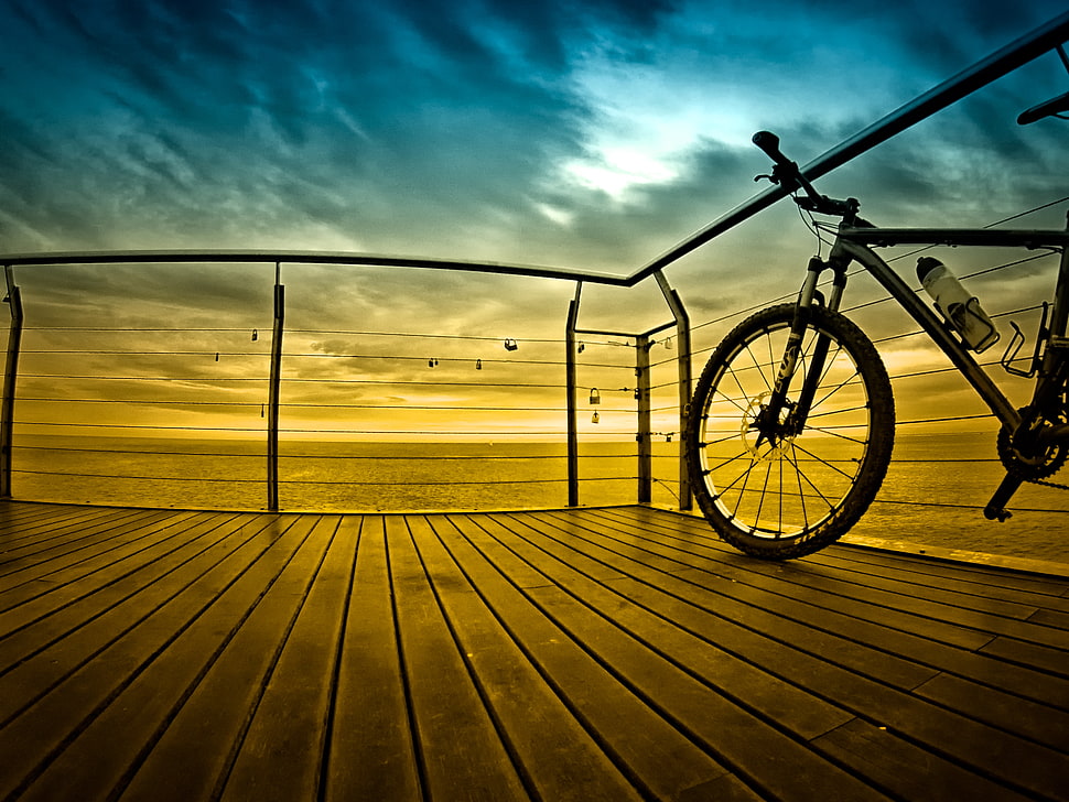 gray and whtie hardtail mountain bike near metal railing during golden hour, barcelona HD wallpaper