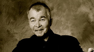 man wearing black button-up shirt HD wallpaper