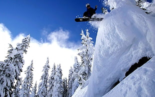 man riding snowboard HD wallpaper