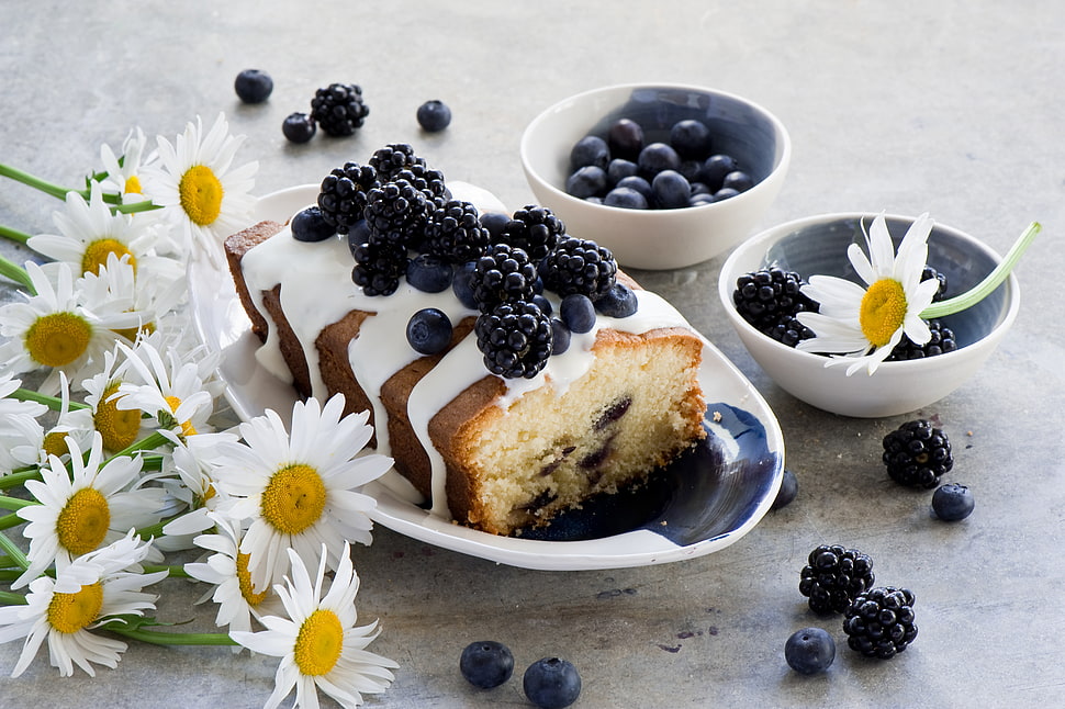 blueberry on sugar coated loaf bread beside white petaled flowers HD wallpaper
