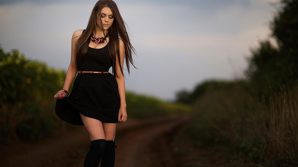 woman wearing black sleeveless crop top with mini skirt HD wallpaper