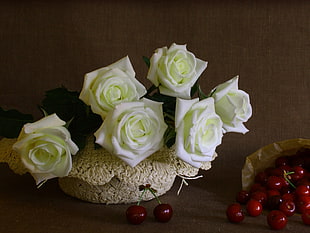 shallow focus photography of bouquet of white roses