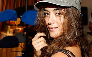 woman wearing grey cap close-up photography