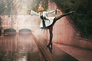 woman in white dress doing stunt during rainy day HD wallpaper