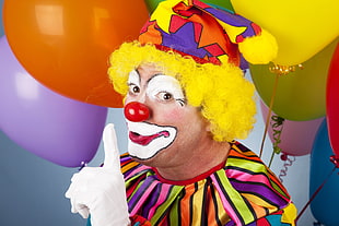 macro photography of Clown holding balloons HD wallpaper