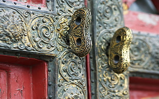 brass-colored gate handle photography