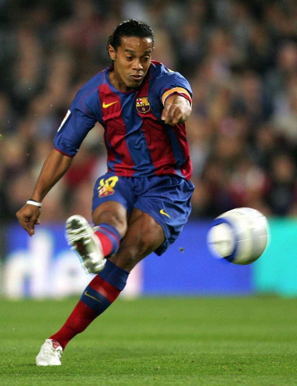 man plating soccer selective focus photo HD wallpaper