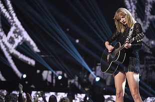 Taylor Swift playing guitar HD wallpaper
