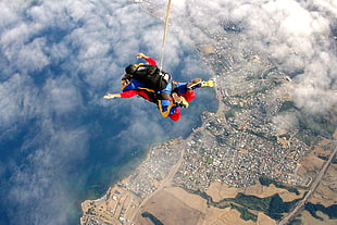 skydiver in min air during daytime