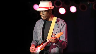 photo of man wearing white hat playing guitar HD wallpaper