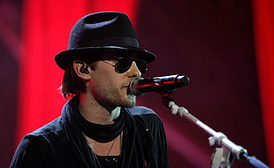 man wearing black shirt, scarf, and fedora hat HD wallpaper
