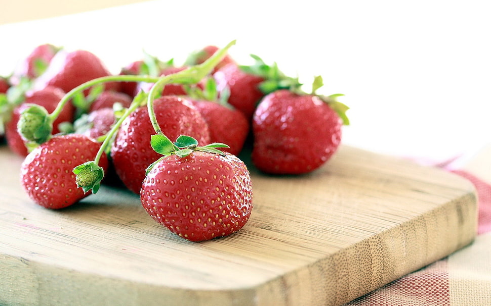 close-up photo of strawberries on brown plank HD wallpaper