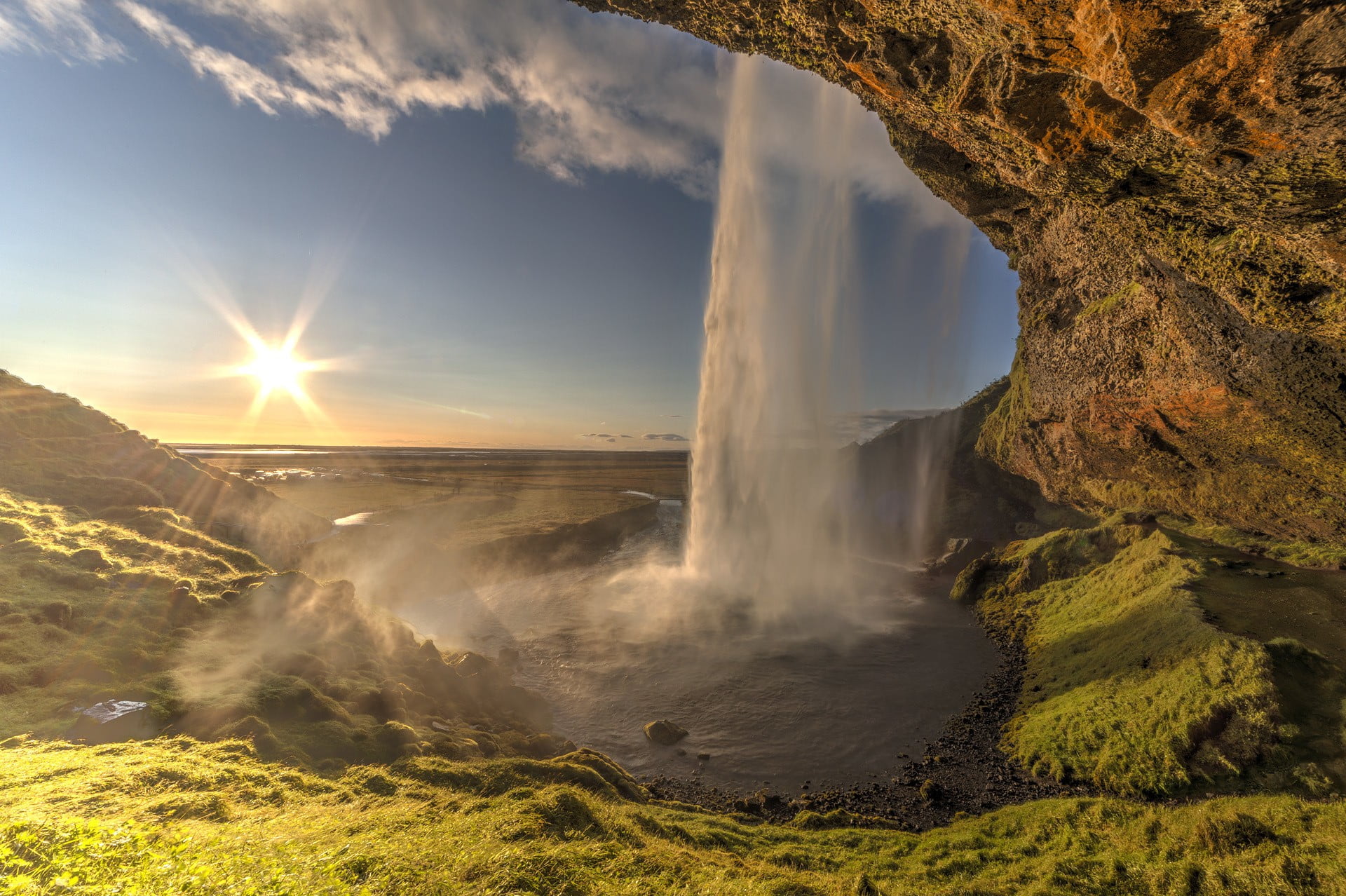 Водопад рассвет. Водопад Сельяландсфосс, Исландия закат. Исландия ландшафт. Скалы Исландия. Горы в Исландии с водопадом.
