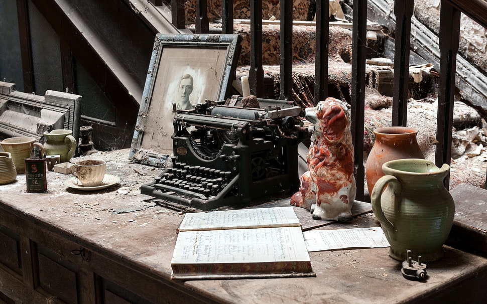 black typewriter near ceramic vases on table HD wallpaper