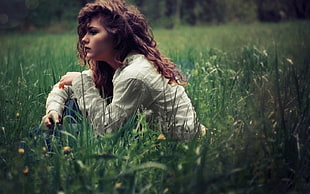low-light photo of woman sitting on grass field HD wallpaper