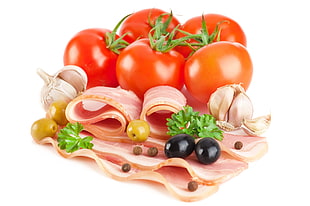 bacon strips with garlic tomatoes and olives HD wallpaper