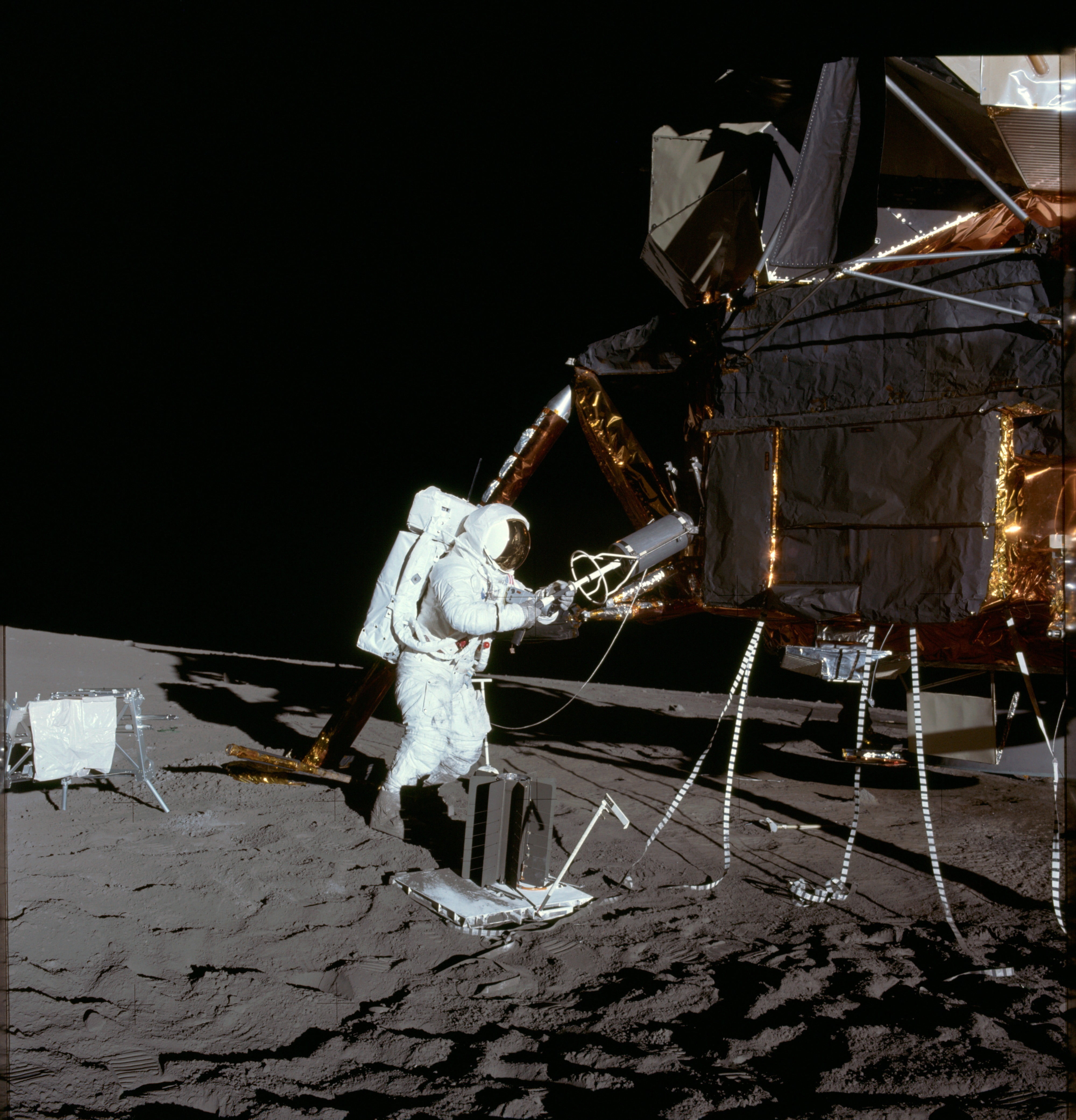 Изоляция на луне. Аполлон 12. Аполлон 12 лунный модуль. Аполлон 11. Миссия Аполлон 12.
