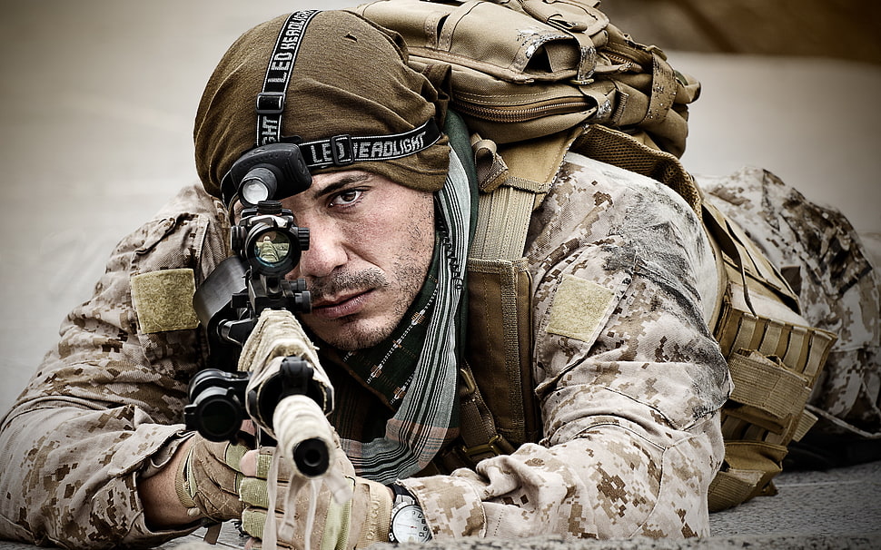 man wearing brown camouflage holding rifle photo HD wallpaper