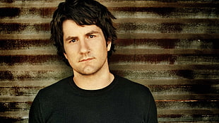 man wearing black crew-neck t-shirt HD wallpaper