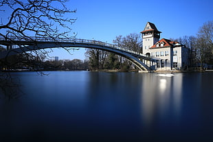 white Bridge across body of water during daytime HD wallpaper