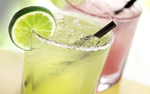 shallow focus photography of lime juice filled drinking glass HD wallpaper