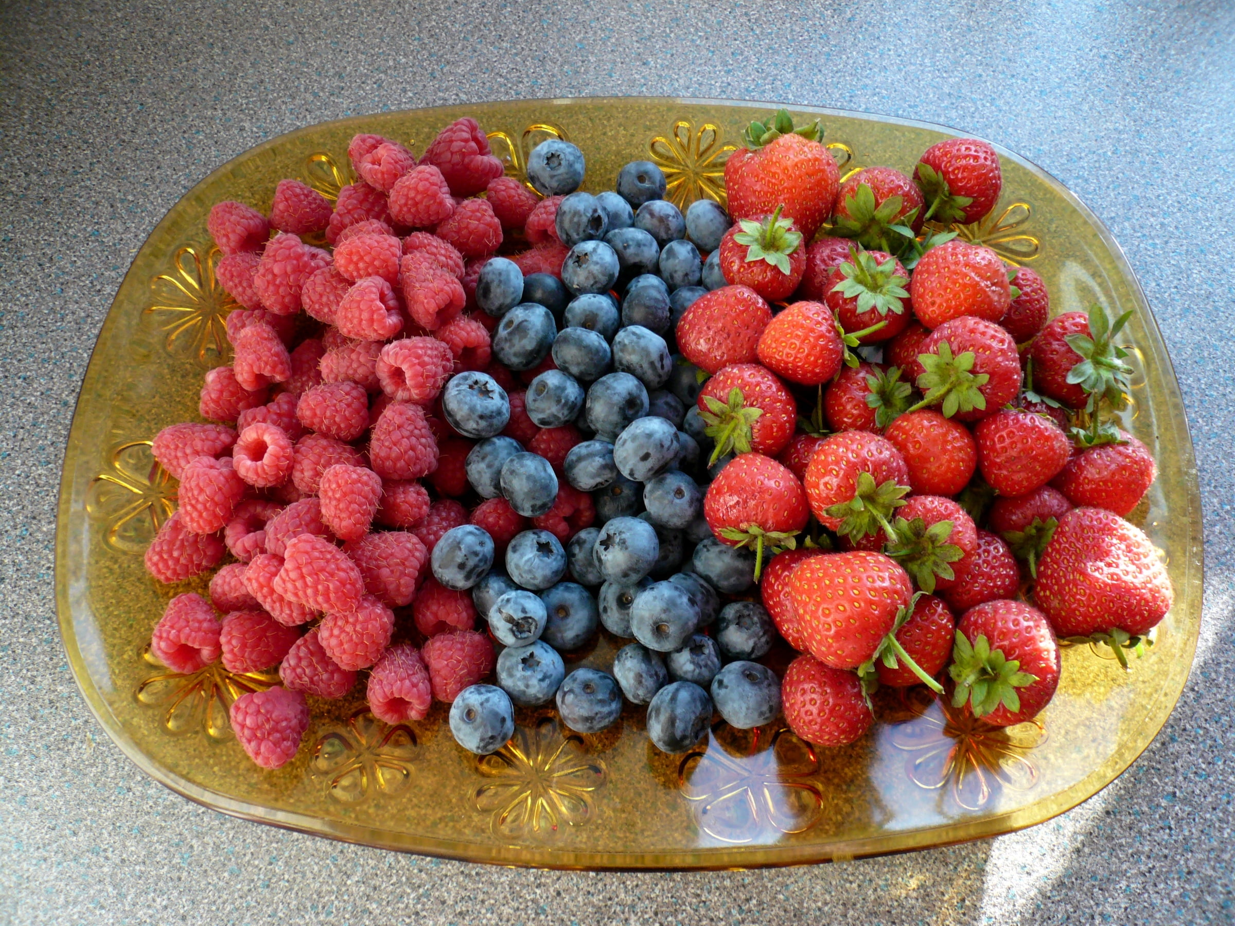 Тарелка с ягодами