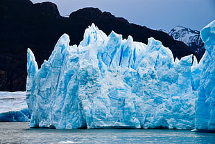 Iceberg during daytime HD wallpaper
