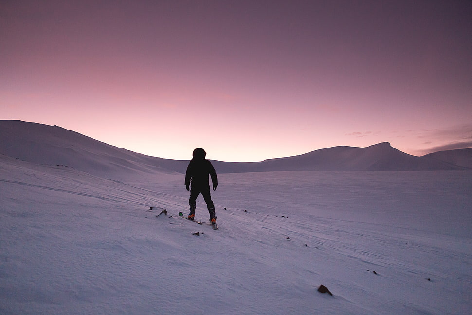 person snowboarding in mountain HD wallpaper