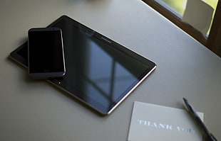 black Samsung Galaxy tab on table HD wallpaper