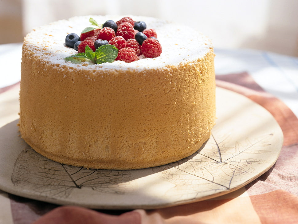 brown single layer cake with black and red berries HD wallpaper