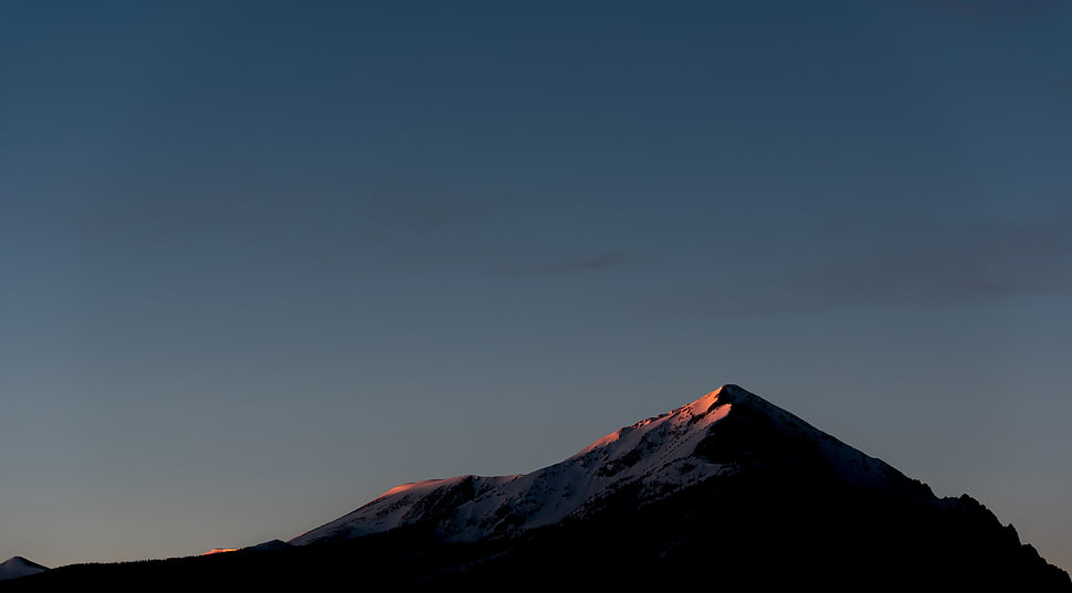 mountain under the blue sky photo HD wallpaper