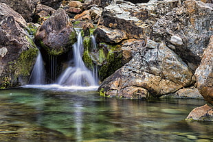 time lapse photography of waterfalls with brown and gray rocks HD wallpaper
