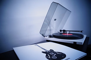 vinyl disc in vinyl turn table and guitar book HD wallpaper