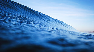 ocean waves under blue sky