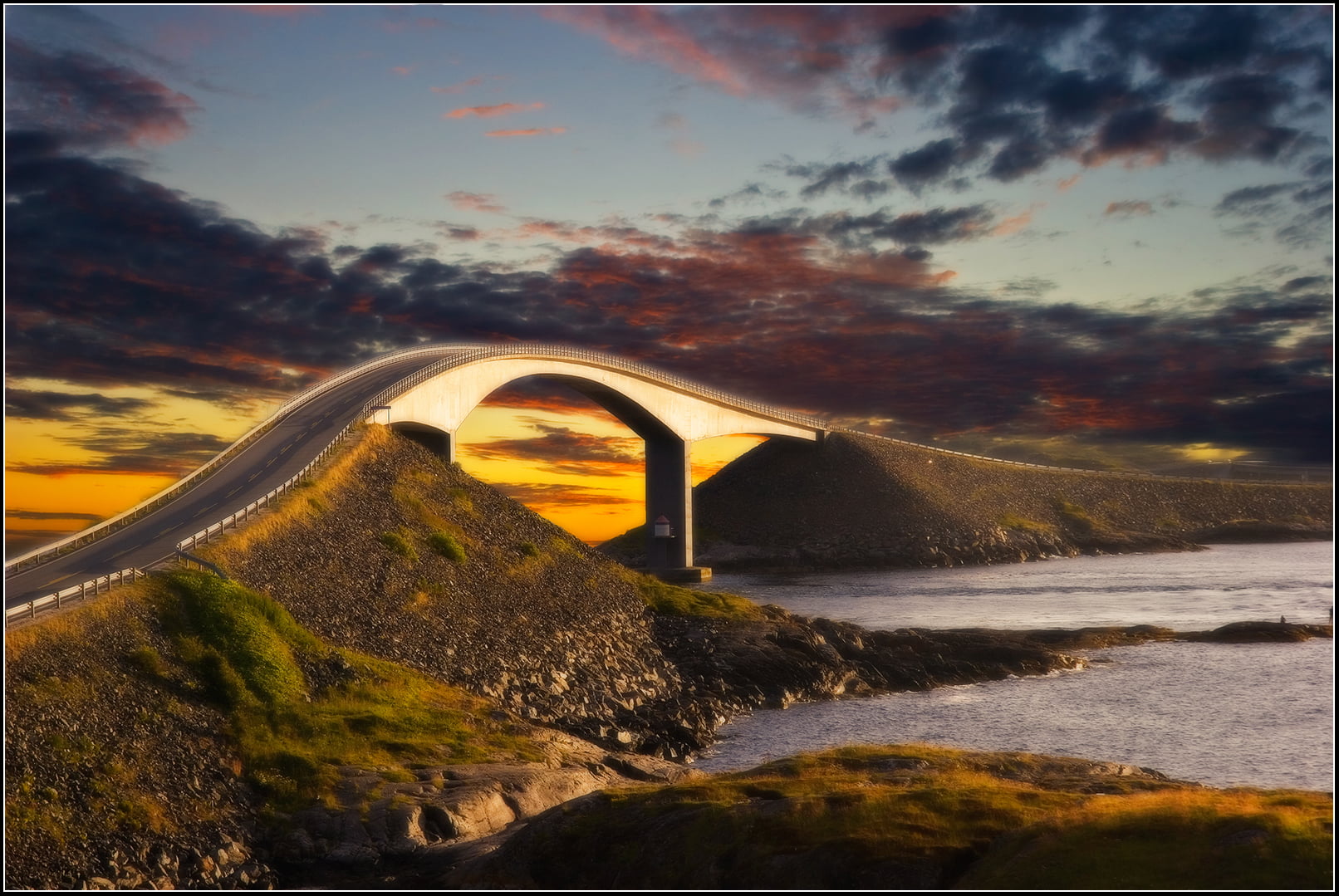 Атлантическая дорога. Мост Storseisundet, Норвегия. Storseisundet Bridge в Норвегии. Сторсезандетский мост (Storseisundet Bridge), Норвегия. Атлантик роуд в Норвегии.