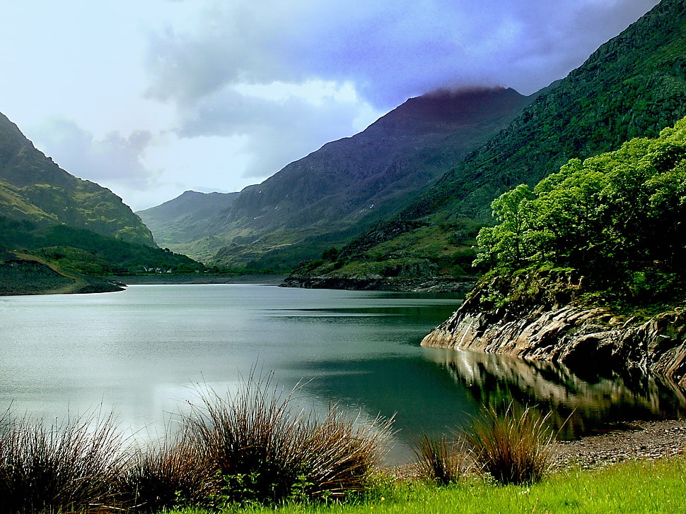 landscape photography of body of water and green hills, llanberis HD wallpaper