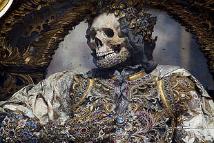 skull wearing white tops painting, skull, dead, jewelry, royal HD wallpaper