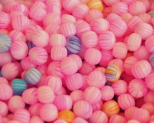 closeup photography of pink-and-teal beads