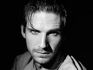 Ralph Fiennes gray scale photo