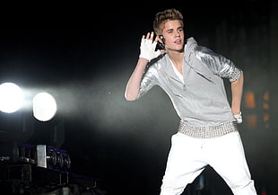 Justin Bieber in gray zip-up jacket