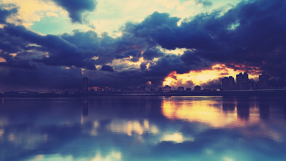 bodies of water photo, city, reflection, lake, clouds HD wallpaper
