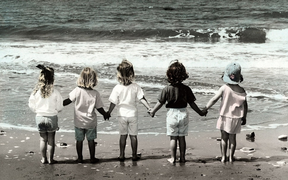 five Girls's holding their hands in the seashore grayscale portrait HD wallpaper
