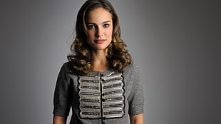 woman wearing heather gray zip-up shirt