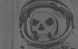 gray and black skull sketch, skull, space suit