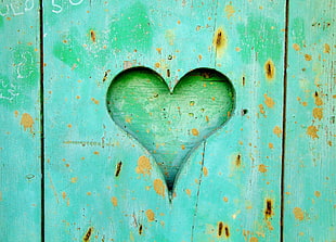 green wood plank with heart-shape hole HD wallpaper